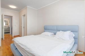 Penthouse with sea view in Becici PR01527_32.JPG